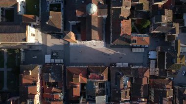 Pietrasanta İtalya sanat şehrinin hava görüntüleri gün batımında çekildi 