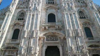 İtalya, Milano 'daki Duomo' nun mimarisinin altından çekilen video dökümanları 