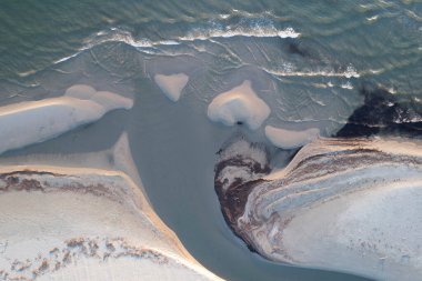 Günbatımında Lido di Camaiore 'da çekilmiş bir kanal fotoğrafının havadan belgesi. 