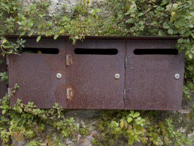 Eski paslı metal posta kutularının fotoğraf dökümanları 