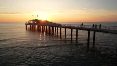 Lido di Camaiore rıhtımının hava görüntüleri gün batımında çekildi. 