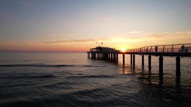 Lido di Camaiore rıhtımının hava görüntüleri gün batımında çekildi. 