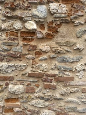 Tuğla ve kireçten inşa edilmiş eski bir duvarın fotografik belgeleri 