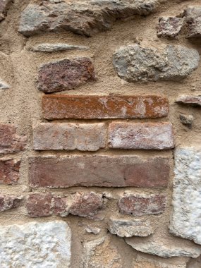 Tuğla ve kireçten inşa edilmiş eski bir duvarın fotografik belgeleri 