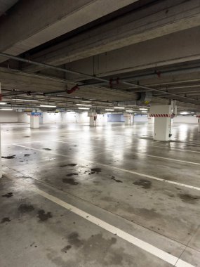 Park halindeki arabaların olmadığı bir yeraltı otoparkının fotoğraflı belgeleri. 