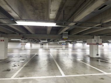Park halindeki arabaların olmadığı bir yeraltı otoparkının fotoğraflı belgeleri. 