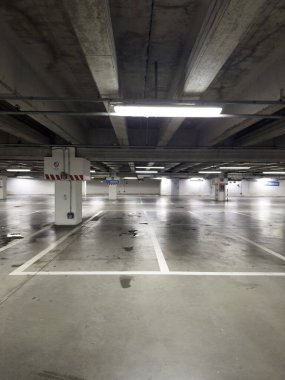 Park halindeki arabaların olmadığı bir yeraltı otoparkının fotoğraflı belgeleri. 