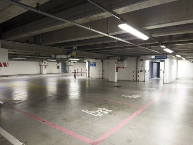 Park halindeki arabaların olmadığı bir yeraltı otoparkının fotoğraflı belgeleri. 