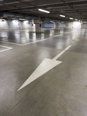 Park halindeki arabaların olmadığı bir yeraltı otoparkının fotoğraflı belgeleri. 