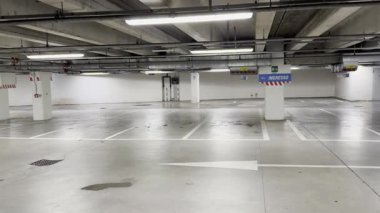 Park halindeki bir yeraltı otoparkının video kayıtları. 