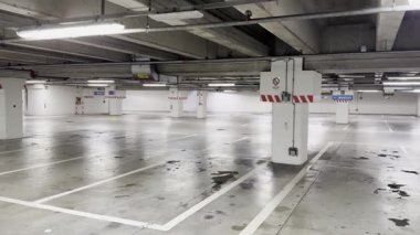 Park halindeki bir yeraltı otoparkının video kayıtları. 