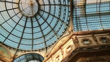 Milan 'daki Galleria Vittorio Emanuele' nin mimari detaylarının şafak vakti çekilmiş görüntüleri. 