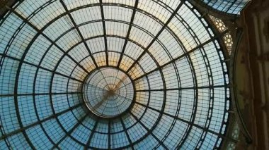Milan 'daki Galleria Vittorio Emanuele' nin mimari detaylarının şafak vakti çekilmiş görüntüleri. 