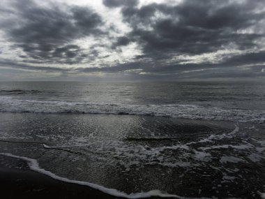 Photographic documentation of the arrival of black clouds in the pre-storm phase over the sea 