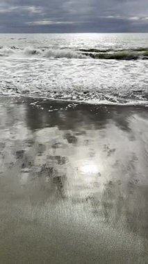 Kara bulutların deniz üzerindeki fırtına öncesi safhaya gelişini gösteren video kayıtları. 
