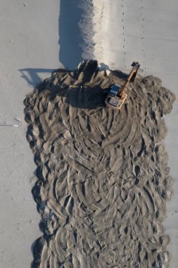 İtalya, Versilia 'da bir buldozer kullanılarak fırtına dalgalanması koruması kaldırıldığına dair hava belgeleri.. 