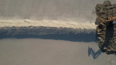 İtalya 'nın Versilia kentinde buldozer tarafından fırtına dalgalanmalarının ortadan kaldırılmasına ilişkin hava görüntüleri.. 