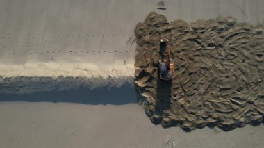 İtalya 'nın Versilia kentinde buldozer tarafından fırtına dalgalanmalarının ortadan kaldırılmasına ilişkin hava görüntüleri.. 