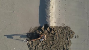 İtalya 'nın Versilia kentinde buldozer tarafından fırtına dalgalanmalarının ortadan kaldırılmasına ilişkin hava görüntüleri.. 
