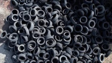 Çevresel etki ve kirlilik yaratan yasa dışı kullanılmış lastiklerin atılmamasına dair hava video dökümanları 