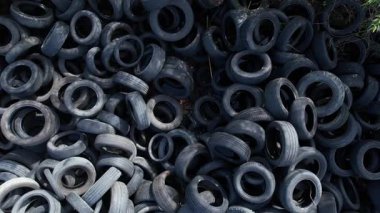 Çevresel etki ve kirlilik yaratan yasa dışı kullanılmış lastiklerin atılmamasına dair hava video dökümanları 