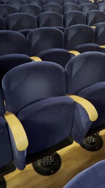Boş bir koltukta sıralanmış mavi kadife koltukların video dökümanları 