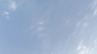 Aşağıdan çekilen video görüntülerinde mavi gökyüzüne ateş eden sokak lambaları sıradışı ve şaşırtıcı bir görüntü yaratıyor.. 