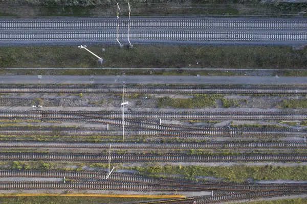 Demiryolu raylarının hava fotoğrafçılığı, taşıma hatlarının karmaşıklığını ve geometrisini gösteriyor. 