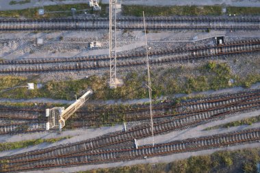 Demiryolu raylarının hava fotoğrafçılığı, taşıma hatlarının karmaşıklığını ve geometrisini gösteriyor. 