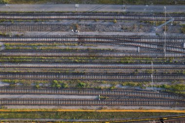 Demiryolu raylarının hava fotoğrafçılığı, taşıma hatlarının karmaşıklığını ve geometrisini gösteriyor. 