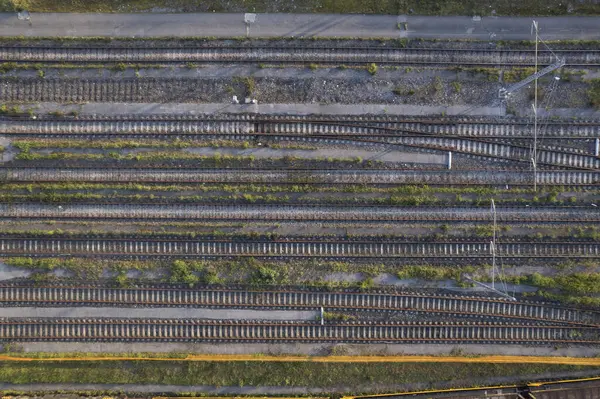 Demiryolu raylarının hava fotoğrafçılığı, taşıma hatlarının karmaşıklığını ve geometrisini gösteriyor. 