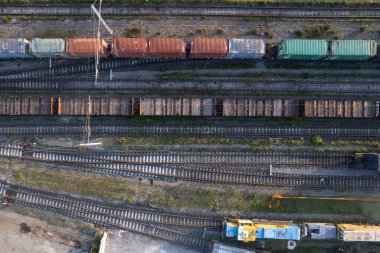 Paralel olarak dizilmiş, biraz renkli yeşil de dahil olmak üzere, birkaç vagonlu bir yük vagonunun kuş bakışı görüntüsü.. 