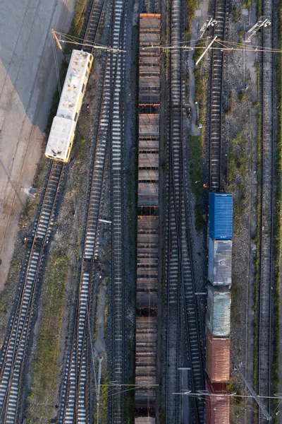 Paralel olarak dizilmiş, biraz renkli yeşil de dahil olmak üzere, birkaç vagonlu bir yük vagonunun kuş bakışı görüntüsü.. 