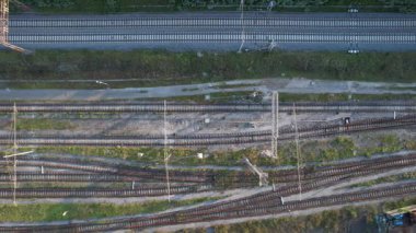 Demiryolu raylarının hava videosu, taşıma hatlarının karmaşıklığını ve geometrisini gösteriyor. 