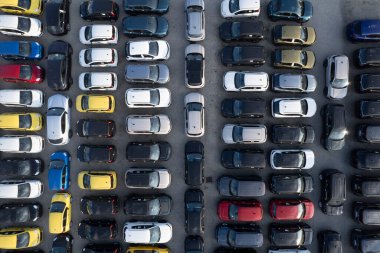 SatıImayı bekleyen büyük bir araba deposunun havadan çekilmiş fotoğrafları. Düzenli sırada, güneşli bir günü gösteren gölgelerle birlikte.. 