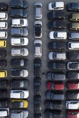 SatıImayı bekleyen büyük bir araba deposunun havadan çekilmiş fotoğrafları. Düzenli sırada, güneşli bir günü gösteren gölgelerle birlikte.. 