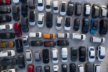 SatıImayı bekleyen büyük bir araba deposunun havadan çekilmiş fotoğrafları. Düzenli sırada, güneşli bir günü gösteren gölgelerle birlikte.. 