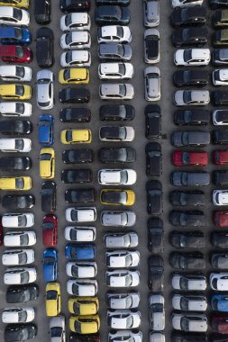 SatıImayı bekleyen büyük bir araba deposunun havadan çekilmiş fotoğrafları. Düzenli sırada, güneşli bir günü gösteren gölgelerle birlikte.. 