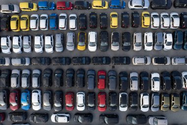 SatıImayı bekleyen büyük bir araba deposunun havadan çekilmiş fotoğrafları. Düzenli sırada, güneşli bir günü gösteren gölgelerle birlikte.. 