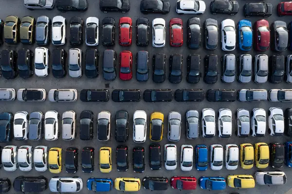 SatıImayı bekleyen büyük bir araba deposunun havadan çekilmiş fotoğrafları. Düzenli sırada, güneşli bir günü gösteren gölgelerle birlikte.. 