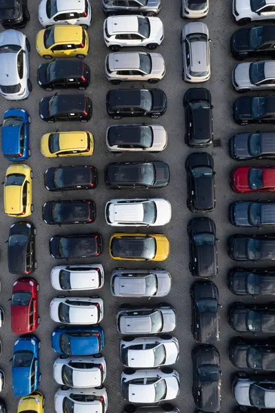 SatıImayı bekleyen büyük bir araba deposunun havadan çekilmiş fotoğrafları. Düzenli sırada, güneşli bir günü gösteren gölgelerle birlikte.. 