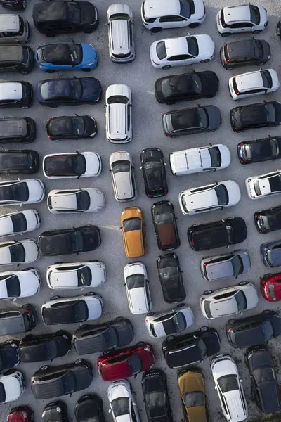 SatıImayı bekleyen büyük bir araba deposunun havadan çekilmiş fotoğrafları. Düzenli sırada, güneşli bir günü gösteren gölgelerle birlikte.. 