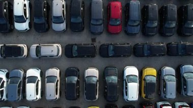 SatıImayı bekleyen büyük bir araba deposunun hava görüntüsü. Düzenli sıralarda, güneşli bir günü gösteren gölgelerle.. 