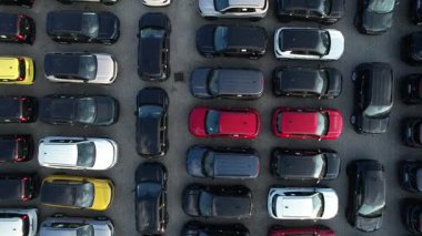 SatıImayı bekleyen büyük bir araba deposunun hava görüntüsü. Düzenli sıralarda, güneşli bir günü gösteren gölgelerle.. 