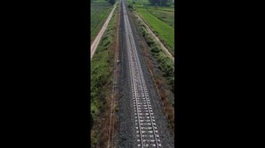 Kırsal kesimden geçen tren raylarının havadan çekilmiş görüntüleri görsel efektleri gösteriyor.. 
