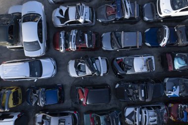 Terk edilmiş ve hasarlı arabaların hurdalıkta geri dönüştürülmeye ve imha edilmeye hazır şekilde havadan çekilmiş fotoğrafları.. 