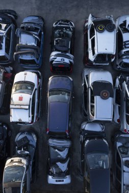 Terk edilmiş ve hasarlı arabaların hurdalıkta geri dönüştürülmeye ve imha edilmeye hazır şekilde havadan çekilmiş fotoğrafları.. 