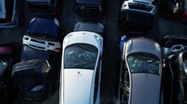 Terk edilmiş ve hasarlı arabaların hurdalıkta geri dönüştürülmeye ve imha edilmeye hazır şekilde havadan çekilmiş fotoğrafları.. 