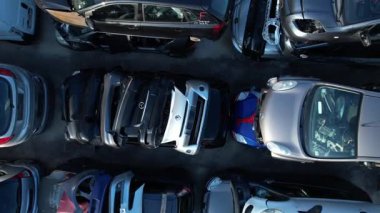 Terk edilmiş ve hasarlı arabaların hurdalıkta geri dönüştürülmeye ve imha edilmeye hazır şekilde havadan çekilmiş fotoğrafları.. 