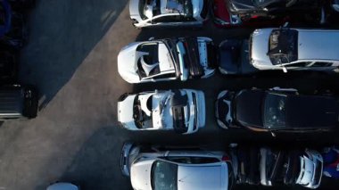 Terk edilmiş ve hasarlı arabaların hurdalıkta geri dönüştürülmeye ve imha edilmeye hazır şekilde havadan çekilmiş fotoğrafları.. 